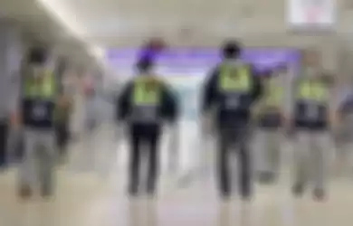 Petugas melakukan disinfeksi di area Bandara Internasional Taoyuan, Taiwan pada Rabu (22/1/2020).
