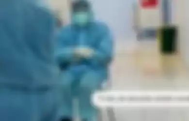 Foto Ilustrasi: Tangkapan layar video seorang petugas medis di RSUD dr Wahidin Sudiro Husodo, Kota Mojokerto, melakukan shalat saat masih mengenakan APD lengkap untuk penanganan pasien Covid-19.