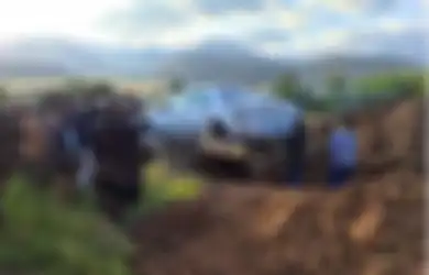 Terlalu Menyukai Mobilnya yang Bekas dan Rusak, Pria Ini Dimakamkan Bersama Mobil Kesayangannya dalam Posisi Sedang Mengemudi