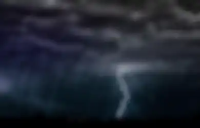 Satu Keluarga di Sumatera Utara Tersambar Petir saat Berteduh di Bawah Pohon Sebabkan Korban Jiwa, Ternyata Berdiri Dekat Pohon saat Petir Sangat Berbahaya, Segini Jarak Amannya!