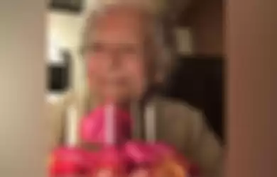 Seorang nenek bernama Norma Gregotio terpaksa merayakan ulang tahunnya ke-88 sendiri akibat pandemi virus corona.