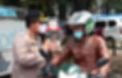 Kapolres Metro Jakarta Utara Budhi Herdi Susianto mensosialisasikan PSBB Jakarta. Mulai Hari Ini Pelanggar PSBB Akan Diberikan Teguran dan Dicatat Identitasnya