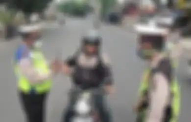 Masih Banyak Pengendara Motor yang Tidak Pakai Masker Saat PSBB Jakarta, Langsung Kena Sanksi Pidana atau Denda Rp100 Juta?