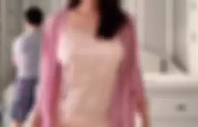Shandy Aulia tampil feminin pakai lingerie seksi warna pink