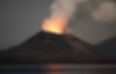 (Ilustrasi) Gunung Anak Krakatau erupsi