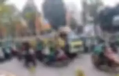 Ratusan driver ojol hadang truk sembako di Surabaya, Jawa Timur