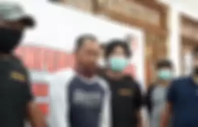 Budi Cahyono (43) warga Kemijen Semarang Timur pelaku pemukulan seorang perawat saat konferensi pers di kantor Polrestabes Semarang, Minggu (12/4/2020)