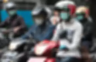 Pemotor pakai masker dan sarung tangan (ilustrasi).