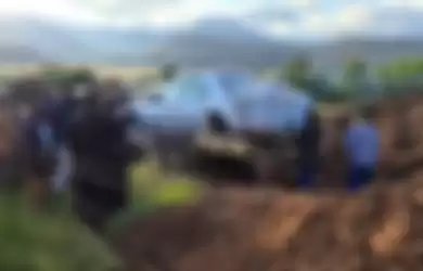 Tshekede Bufton Pitso dimakamkan dengan mobil kesayangannya.