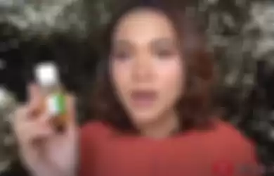 Dinda Safay saat DIY Hand Sanitizer di Youtube-nya