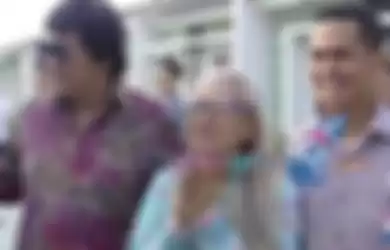  Yati Surachman terpaksa pinjam kartu kredit ke keponakannya selama musim pandemi virus corona ini.