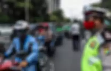 Petugas gabungan dari TNI, Polri, Polisi Pamong Praja dan Dishub DKI Jakarta melakukan imbauan kepada pengendara mobil dan motor untuk dapat mematuhi penerapan Pembatasan Sosial Berskala Besar (PSBB) di jalan Penjernihan, Tanah Abang, Jakarta Pusat, Senin (13/4/2020).