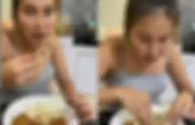 Penampilan rumahan  Ayu Ting Ting saat makan hanya mengenakan busana tank top alias baju tanpa lengan
