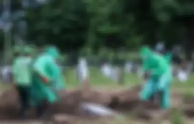 Petugas pemakaman membawa peti jenazah pasien suspect Covid-19 di TPU Tegal Alur, Jakarta Barat, Kamis 26032020.
