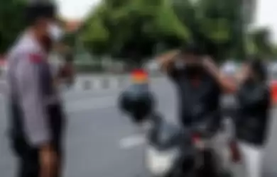 Petugas gabungan dari TNI, Polri, Polisi Pamong Praja dan Dishub DKI Jakarta melakukan imbauan kepada pengendara motor untuk dapat mematuhi penerapan Pembatasan Sosial Berskala Besar (PSBB) di jalan Penjernihan, Tanah Abang, Jakarta Pusat, Senin (13/4/2020). Imbauan ini dilakukan agar masyarakat men