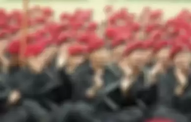 Keberanian Pratu Suparlan, Personel Korps Baret Merah Melawan Puluhan Musuh Hanya Bersenjatakan Sebilah Pisau Komando