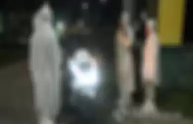 Pocong di Lamongan keluyuran malam-malam untuk bagi-bagi masker selama virus corona.