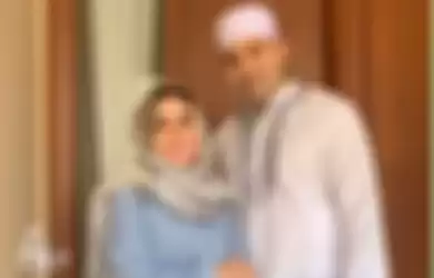 Kekasih bule Cita-Citata resmi menjadi Mualaf. ia pasrah pernikahannya batal tahun ini