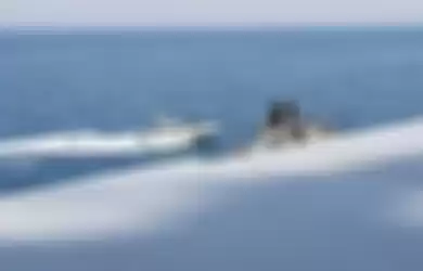 Kapal kecil Iran ketika berseliweran mengepung Destroyer Arleigh Burke class US Navy USS Paul Hamilton di Teluk Persia Rabu (20/4/2020)