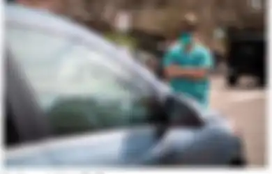 Momen Dramatis saat Para Pekerja Medis Menghadapi Sendiri para Demonstran yang Menolak Lockdown, Lihat Bagaimana Cara Mereka Merespon Intimidasi