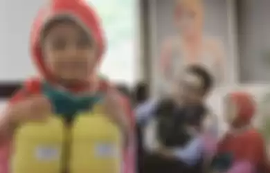 Bocah SD berusia 7 tahun  menyerahkan celengannya kepada Gubernur Jawa Barat, Ridwan Kamil untuk beli  masker para tenaga medis 