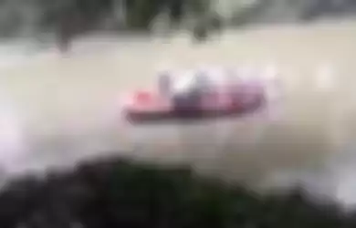 Petugas pengantar jenazah Covid-19 Kota Padang mengantarkan jenazah menyeberangi sungai ke pemakaman, Jumat (17/4/2020) lalu