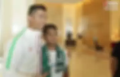 Anak Angkatnya Mati-matian Galang Dana Bantuan Virus Corona di Tanah Air Hingga Jual Kaos sang Ayah, Christiano Ronaldo Malah Kepergok Gelar Pesta Sampai Dinyinyir Netizen