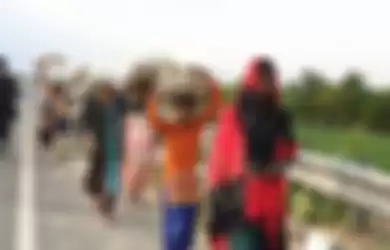 Banyak buruh perempuan dan anak-anak mudik saat ditemui di Agra. Mereka berjalan kaki hingga lebih dari 250 km karena kebijakan lockdown di India (22/4/2020).