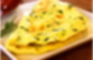 Membuat omelette untuk menu sahur besok.