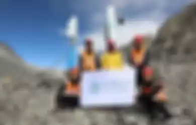 Tim dari China Mobile yang memasang jaringan 5G di Everest