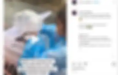 Di Tengah Pandemi Covid-19, Gadis Kecil Ini Tetap Berjualan Donat Sampai Rela Kehujanan, Netizen: Dan Kita Masih Ngeluh Bosan di Rumah?