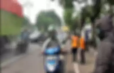 Ilustrasi naik motor. PSBB Surabaya berlaku pada Selasa (28/4/2020).