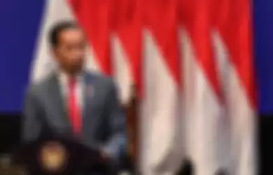 Jokowi kena kecaman warganet usai bagikan sembako pada masyarakat. Jokowi berikan kepastian berakhirnya pandemi corona