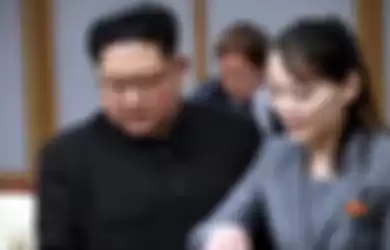 Kim Jong Un (kiri) dan adik perempuannya Kim Yo Jong (kanan) saat menghadiri pertemuan dengan Presiden Korea Selatan Moon Jae-in pada 27 April 2018.