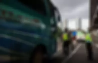 Polisi menghalau mobil bus yang membawa penumpang di jalan tol Jakarta-Cikampek untuk keluar ke Gerbang tol Cikarang Barat, Kabupaten Bekasi, Jawa Barat, Jumat (24/4/2020). Larangan mudik mulai diberlakukan 24 April 2020 pukul 00.00 WIB. Polda Metro Jaya melarang kendaraan pribadi baik motor atau mobil dan kendaraan umum berpenumpang keluar dari wilayah Jabodetabek. Pemeriksaan dan penyekatan kendaraan tersebut akan dilakukan di 18 titik pos pengamanan terpadu dan pos-pos check point di jalur tikus dan perbatasan.