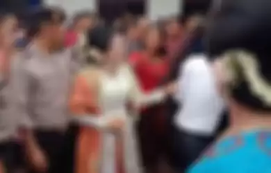 Mengaku Janda Demi Muluskan Niatnya untuk Nikah Lagi, Wanita Ini Meronta-ronta Saat Digelandang Polisi Usai Akal Bulusnya Dibongkar sang Suami Sah