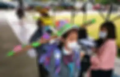 Cara Unik Para Pelajar di China Kembali ke Sekolah setelah Lockdown Akibat Covid-19, Harus Gunakan Topi Ini di Kepala Mereka untuk Tetap Mencegah Penyebaran Virus Corona, Bisa Ditiru Indonesia?