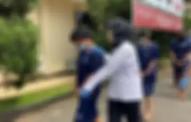 Kapolresta Bandung Kombes Pol Hendra Kurniawan tengah memperlihatkan barang bukti kendaraan korban pembunuhan empat perempuan. Korban ini merupakan driver taksi online yang tewas setelah mendapatkan pukulan kunci Inggris yang mematahkan tukang rusuknya.
