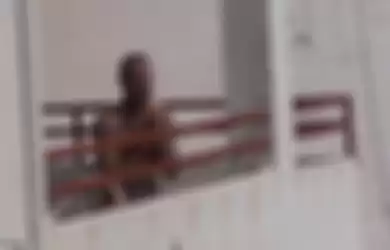 Terekam Kamera Sedang Berdoa, Siapa Sangka Pria Ini Baru Saja Lemparkan Istrinya dari Lantai 7 Apartemen