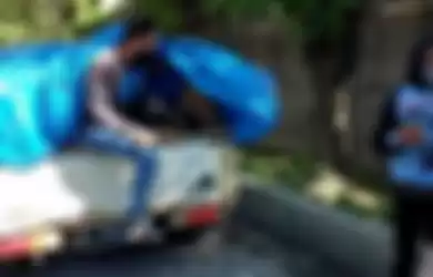 Pemudik tertangkap sembunyi di bak mobil.