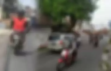 Pengendara motor terduga pelaku suka pamer alat vital kepada mama muda yang sempat difoto korban dari belakang dengan ponselnya dan lokasi kejadian di jalan raya Perempatan Sooko, Kabupaten Mojokerto. 