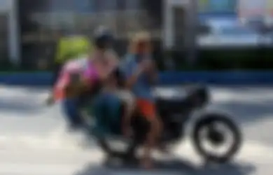 Tanpa Alas Kaki Kendarai Motor Berisi Sayur dan Berbagai Barang, Viral Keluarga Asal Rusia 'Terjebak' di Indonesia, Ngamen Bawa Bayi Demi Bisa Beli Makan di Tengah Pandemi