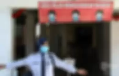 Petugas menggunakan masker di RSPI Sulianti Saroso, Jakarta, Senin (2/3/2020). Presiden Joko Widodo mengumumkan dua orang positif terjangkit virus Covid-19 atau virus corona, dan saat ini berada di ruang isolasi RSPI Sulianti Saroso, Jakarta. 