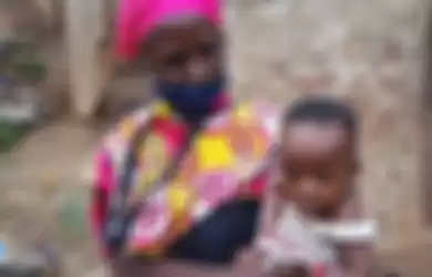 Peninah Bahati Kitsao janda 8 anak di Kenya yang memasak batu untuk menenangkan anak-anaknya yang kelaparan.