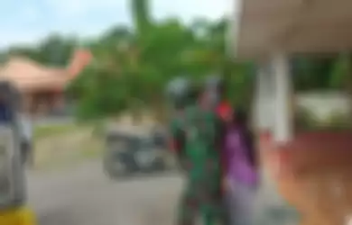 Kapolsek Karangrayung, AKP Lamsir (APD merah) dan seorang anggota TNI jemput paksa satu keluarga reaktif rapid test di Desa Sumberjosari, Kecamatan Karangrayung, Kabupaten Grobogan, Jawa Tengah, Kamis (30/4/2020) siang