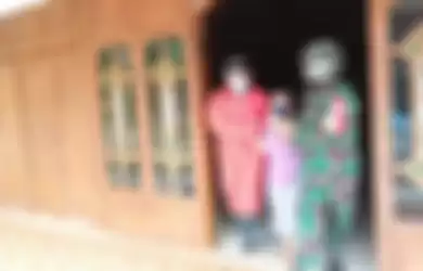 Kapolsek Karangrayung, AKP Lamsir (APD merah) dan seorang anggota TNI jemput paksa satu keluarga reaktif rapid test di Desa Sumberjosari, Kecamatan Karangrayung, Kabupaten Grobogan, Jawa Tengah, Kamis (30/4/2020) siang.