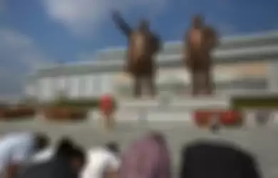 Patung Kim Il Sung dan Kim Jong Il yang sangat dihormati oleh masyarakat Korea Utara.