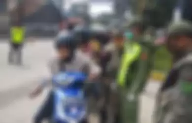Ilustrasi pemeriksaan pengendara sepeda motor di PSBB Bandung