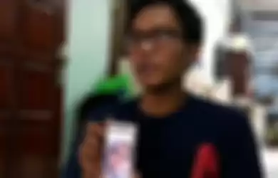 Amirudin Hakim saat menunujukkan foto Muthia Nabila (22) semasa hidup di Jatinegara, Jakarta Timur, Selasa (5/5/2020). 