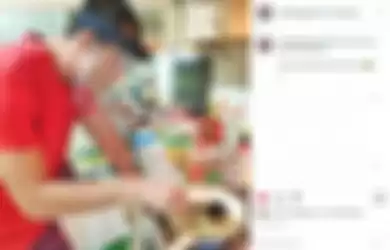 Sempat Digosipkan Menikah Sesama Jenis di Belanda hingga Nyaris Tak Pernah Terlihat Gandeng Perempuan, Indra Bruggman Mendadak Keceplosan Tanggal Pernikahan Saat Lagi Masak di Rumah 